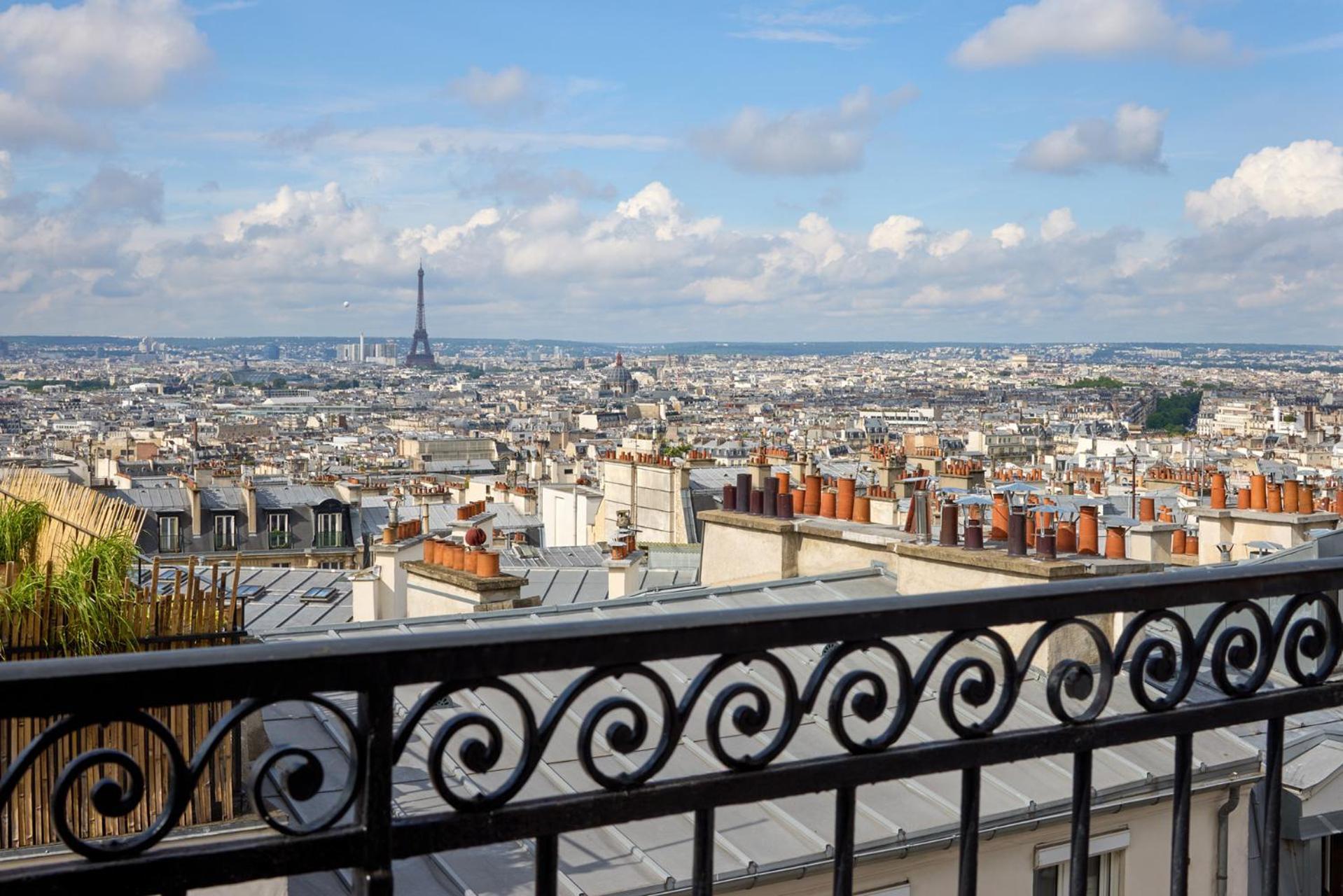 Superior Triple Room Balcony Eiffel Tower Sacre Coeur View