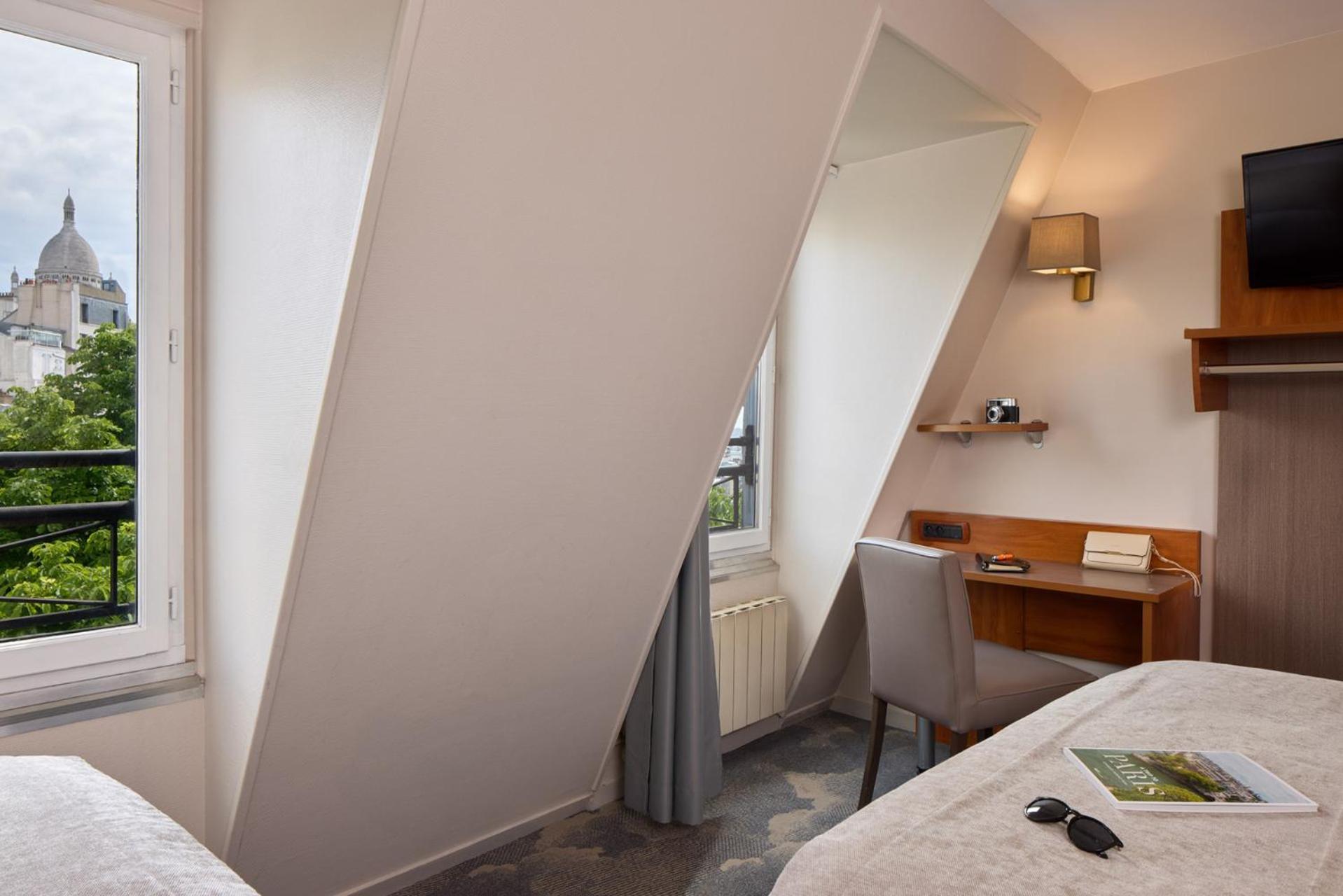 Superior Triple Room Sacre Coeur View