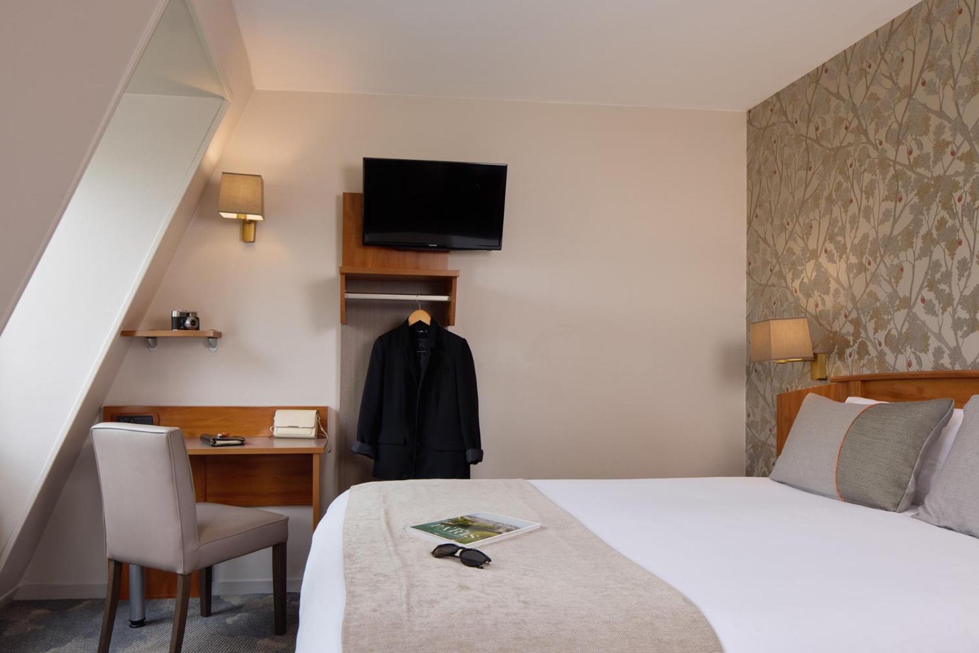 Superior Triple Room Sacre Coeur View