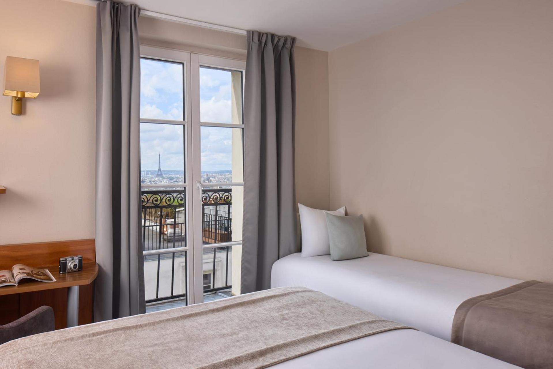 Superior Triple Room Balcony Eiffel Tower Sacre Coeur View
